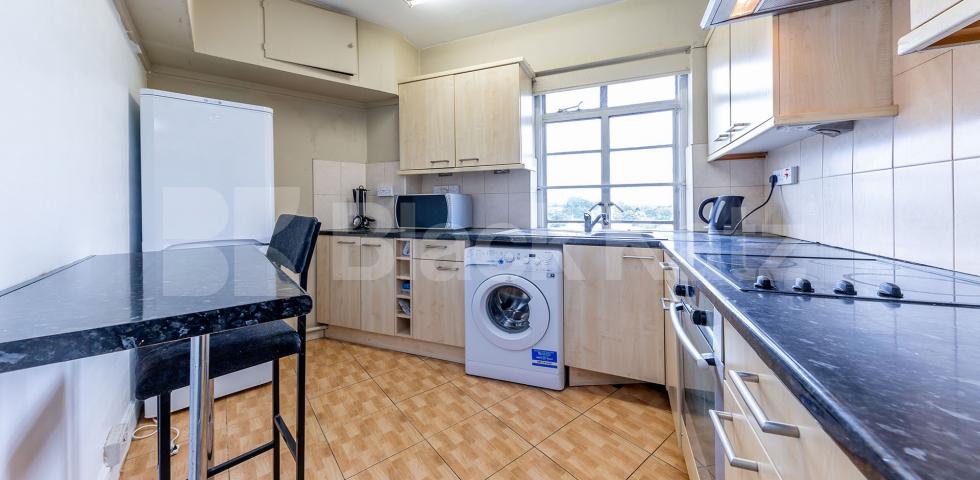 			LARGE 3 / 4 BED! , 4 Bedroom, 1 bath, 1 reception Flat			 Park Road, BAKER STREET